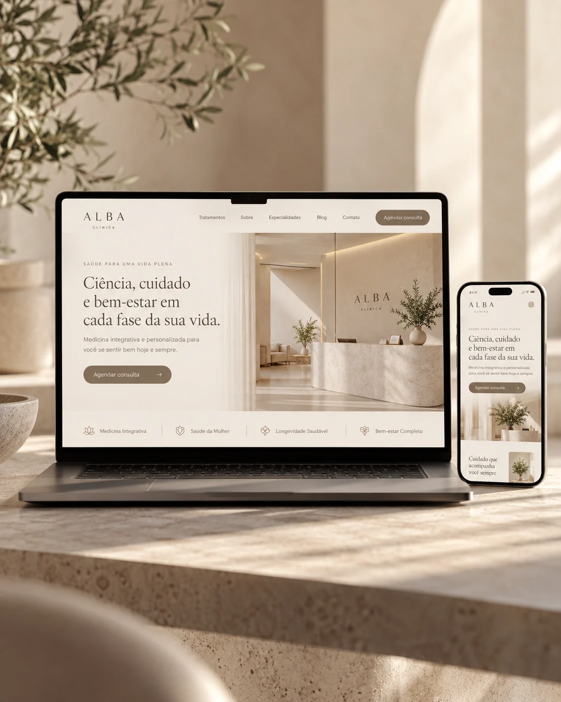Exemplo de site para clínica exibido em computador e celular